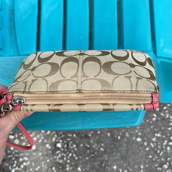 Coach wristlet - Picture 4 of 16